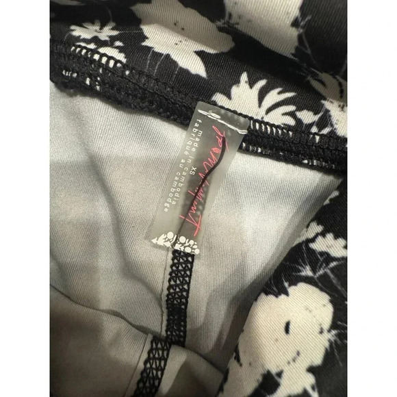 FP Movement Ashford Lose Control Wrap Leggings Black White Floral Size X-Small - Picture 3 of 3